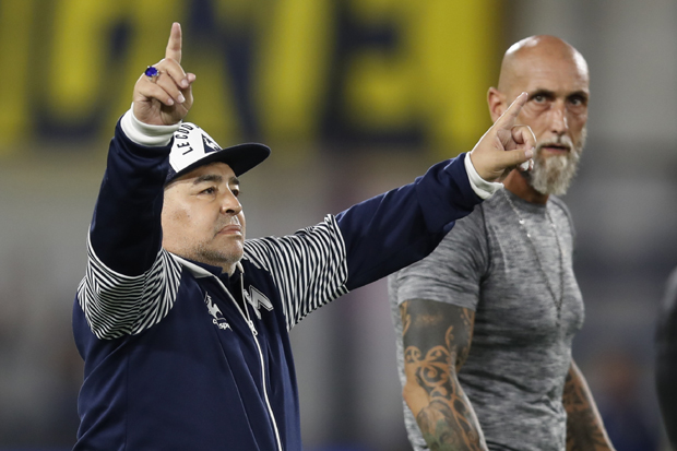 То је од љубави јаче: “Бомбоњера” се поклонила Марадони (ФОТО, ВИДЕО)