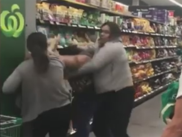 Окршај усред продавнице: Три жене се потукле око тоалет папира, реаговала полиција (ВИДЕО) 