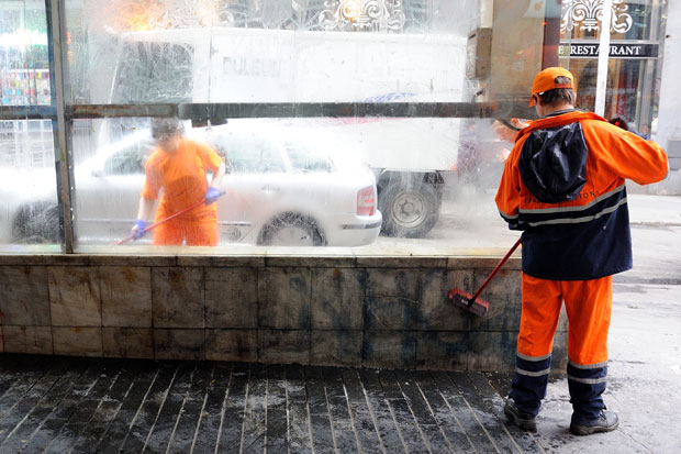 Чишћење и 3.000 динара по квадрату: ЈКП Градска чистоћа ангажовано на уклањању графита са стамбених објеката и на позив суграђана