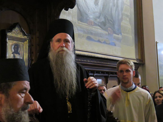 Епископ Јоаникије беседи, а КАТОЛИЦИ ПЛАЧУ:  Је л треба као беда да дођемо на шалтер код државе да се пријавимо као новооснована религија, као секта – без корена, без историје (ФОТО)