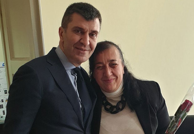 Шпијунка: Зоран Ђорђевић поделио руже дамама