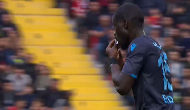 Тактика не сме да падне у погрешне руке: Фудбалер Трабзона добио папирић од тренера па се одлучио на радикалан потез (ВИДЕО)