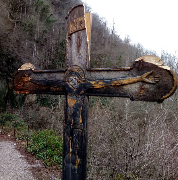 Вандали УНИШТИЛИ КРСТ код манастира Морача, мештани ОГОРЧЕНИ: Ово је нечувено и не иде на част и образ Црној Гори (ФОТО)
