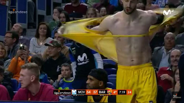 Дрес страдао у налету беса: Судија довео до лудила Барсиног Хрвата (ВИДЕО)