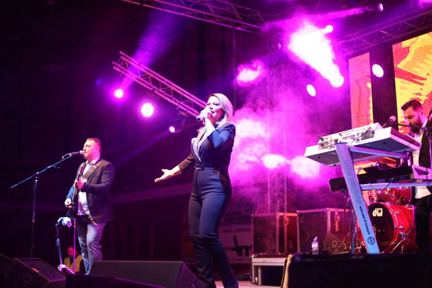 Женама с љубављу: Неда Украден и Пилоти певали за даме