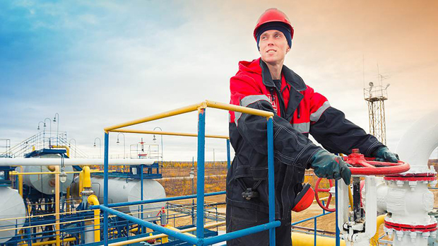 Цена нафте слаби рубљу: Саудијска Арабија најавила појефтињење  црног злата