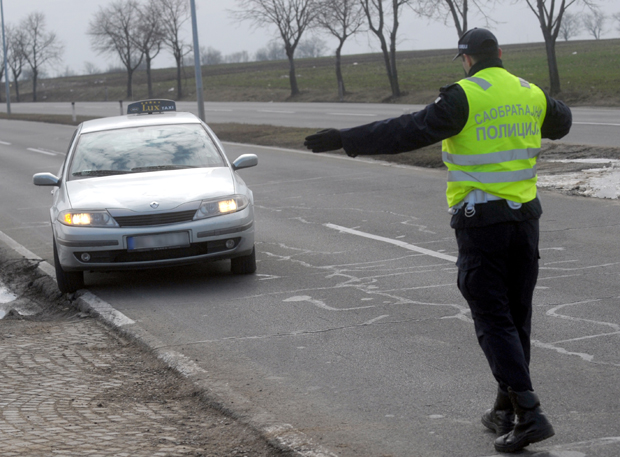 Врбашанин у року од неколико сати зарадио ПЕТ кривичних пријава:  Претио жени, отео таксисту, па се аутомобилом закуцао у бетонски прелаз
