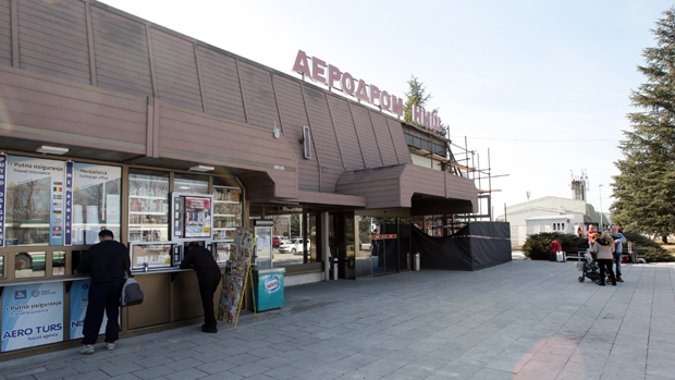 Авион из Италије слетео у Ниш: Због вируса корона 10 странаца враћено истим летом, 29 држављана Србије прегледано и пуштено кућама