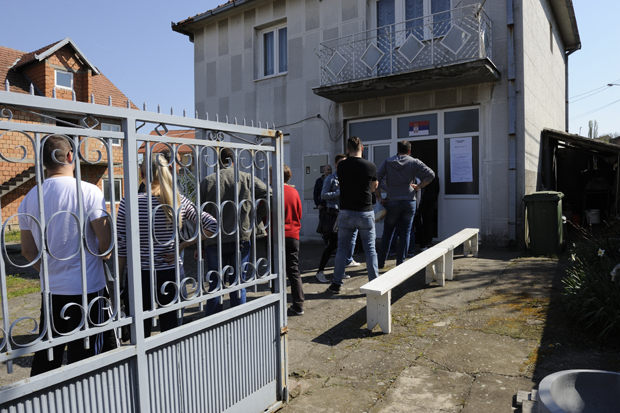 Гласање и поред шанкова: Прави се списак бирачких места, гласаће се и у приватним објектима