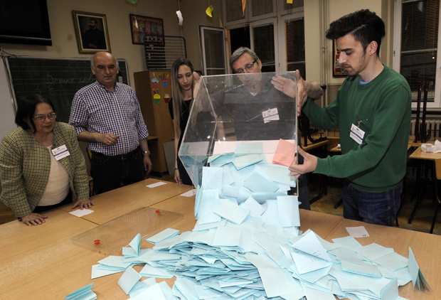 Кампања: РИК прима пријаве за посматраче, “Црта” поднела девет пријава, Комунисти траже укидање овере потписа због короне