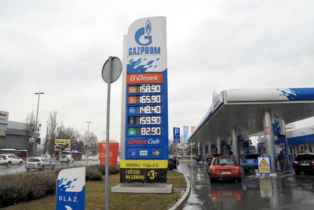 Појефтинило гориво: За литар горива два динара мање