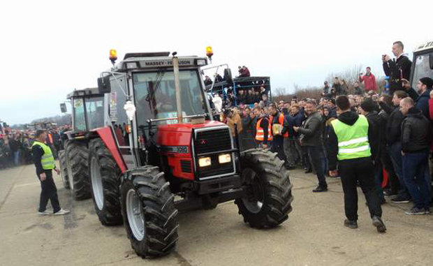 На писту извели 180 машина: Такмичења на Тракторијади уз бика на ражњу