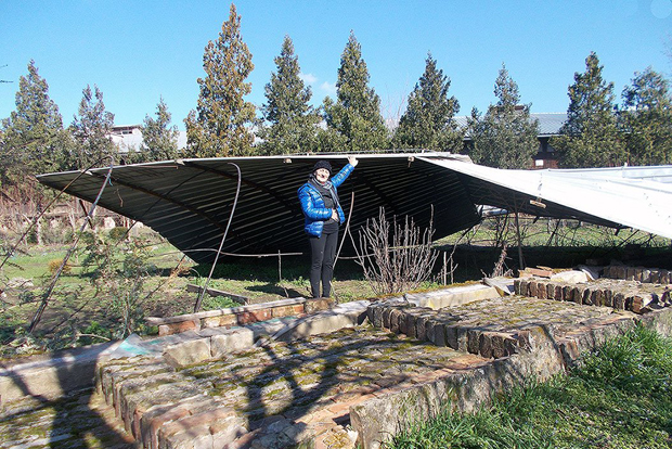 Олуја јој донела кров у двориште: Лимену грдосију сад нико неће да уклони