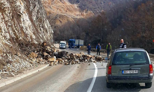 Киша покренула клизиште: Стене затрпале део магистрале код Нове Вароши