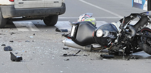 Тежак удес на Новом Београду: Мотор се закуцао у аутомобил, скоро потпуно уништен