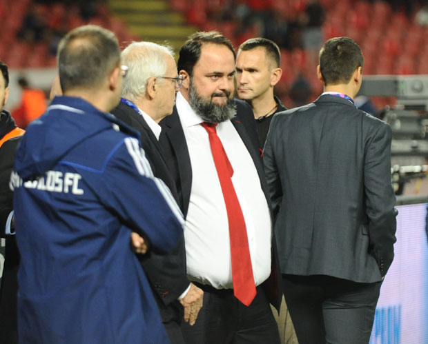 Власник Олимпијакоса направио проблем Премијер лиги: Одложен меч Ситија и Арсенала, у Лондону страхују да је Маринакис пренео корона вирус фудбалерима