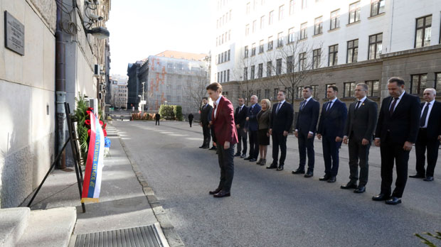 17 година од убиства Зорана Ђинђића: Брнабић са члановима владе одала пошту некадашњем премијеру