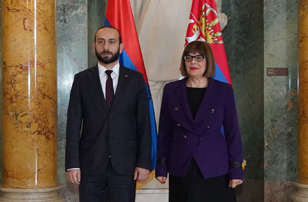 Председник јерменског парламента одушевљен српском ракијом: Мојим родитељима сваки дан почињао уз чашицу