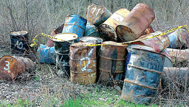 Еколошка БОМБА надомак Смедерева: Полиција пола године чува ОТРОВ у бурадима