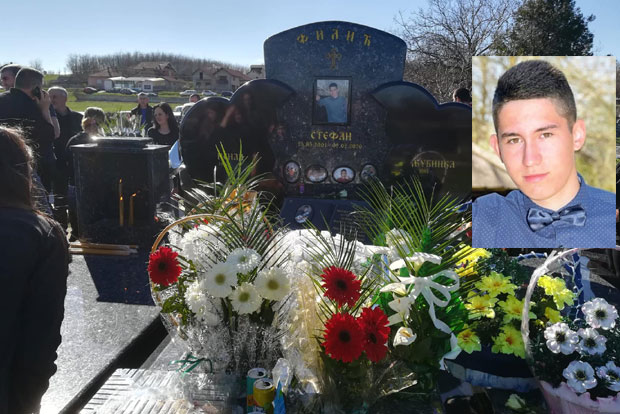 “Нека те у тишини вечног мира прати наша љубав, јача од времена и заборава”: Пријатељи су се још једном опростили од  Стефана кога су крвнички претукла двојца младића