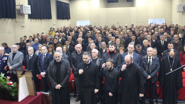 Невесиње се опростило од легеданрног команданта: Сахрањен међу својим саборцима