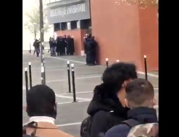 Драма у Паризу: Полиција испред универзитетске библиотеке, наоружани нападач узео таоце (ВИДЕО)