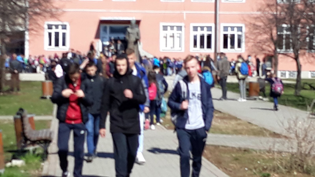 Основци и средњошколци на централном Космету нису били на настави: Косовка полиција проверавала да ли школе раде