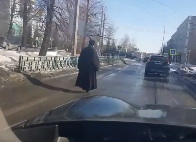 Мислио сам да свештеник лети, да га сретнете ноћу не би вам било смешно: Хит видео у Русији који доказује да су и монаси ипак људи (ВИДЕО)