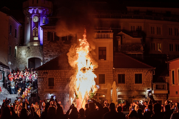 Завршен 51. празник мимозе: Спаљена лутка вирусу Круни (ФОТО)