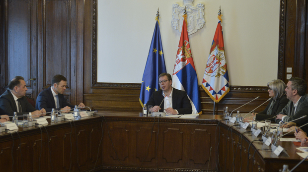 Вучић после састанка Кризног штаба у Председништву: Очекује нас тежак период, али нико неће остати гладан; Пензионери ко бога вас молим да останете у кући