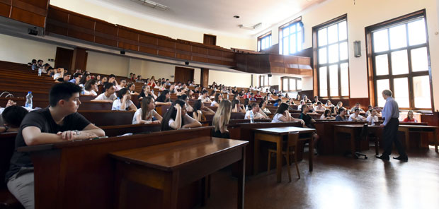 Студира само три одсто деце чији родитељи имају најниже образовање: Сиромашнa деца не иду на факултет