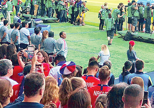 Руковање, леви образ, десни образ, четири, три, или два пута: У Француској кад нема пољубаца, нема ни фудбала