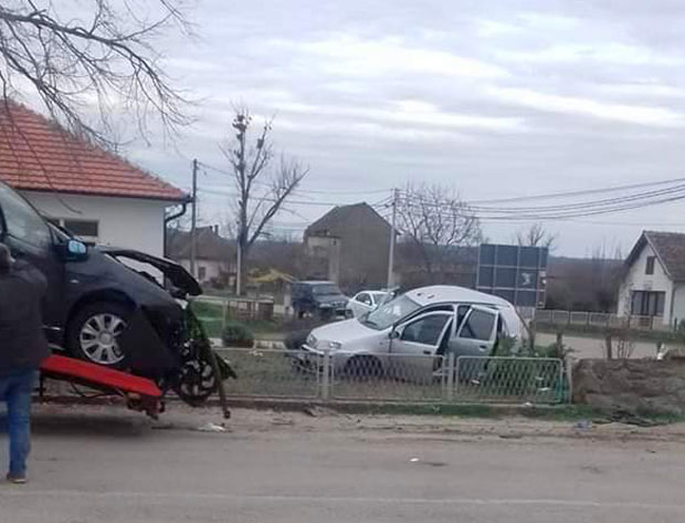 Тежак удес у Средњеву: Погинула старија жена, повређена њена унучад