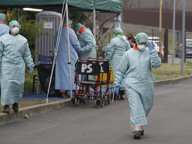 Процурели рентдгенски снимци оболелих од короне: Беле сенке на плућима довеле до јаких упала (ФОТО)