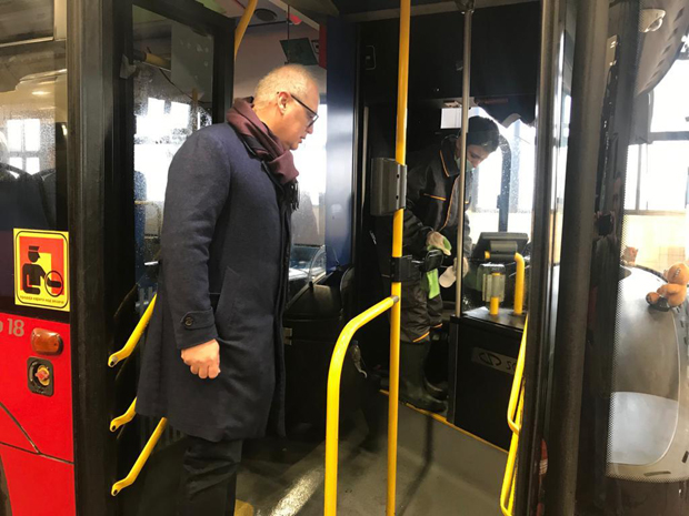 Горан Весић проверио како се врши ДЕЗИНФЕКЦИЈА возила (ФОТО/ВИДЕО)