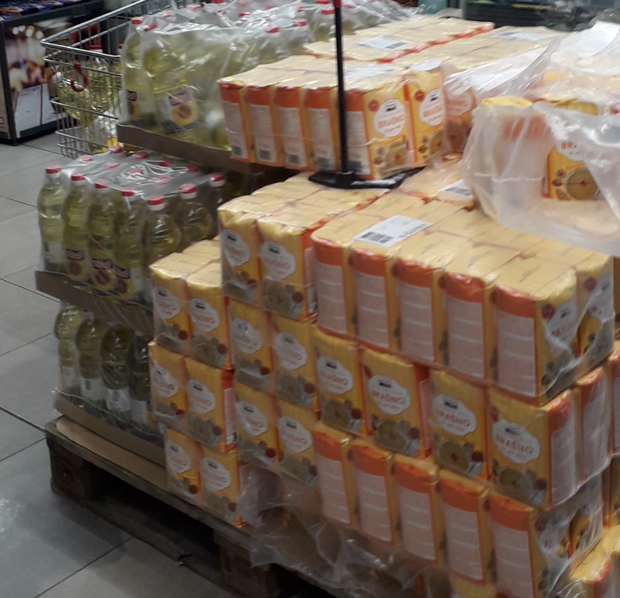 Потез трговаца: Ограничена куповина уља, шећера, брашна, млека, воде... (ФОТО)