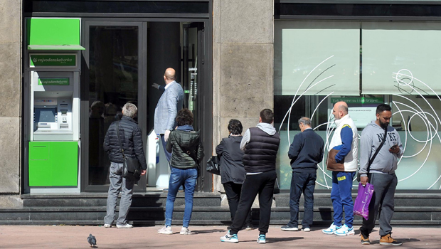 Редови испред банака и апотека 