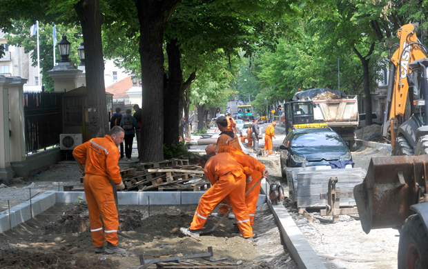 Градимо болнице, школе, водоводе...