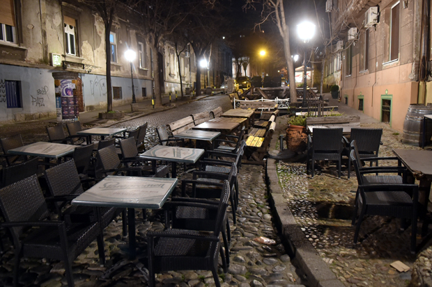 Скадарлију утишале ванредне мере: Кафеџије пред крај смене љубазно испратиле госте и закључале локале