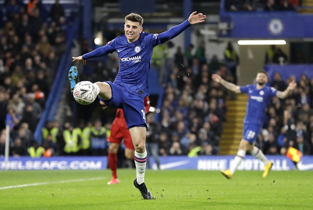 Прекршио правила: Маунт уместо изолације ухваћен да игра фудбал на улици