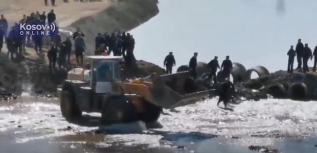 Инцидент на Ибру: Група Албанаца багером напала припаднике КПС Север српске националности