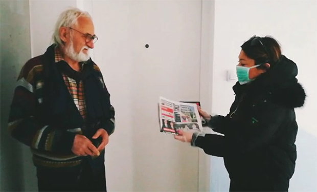 Да брже прође време: “Новости” дарују старије суграђане бесплатним примерцима (ВИДЕО)