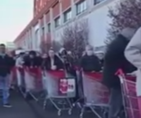 Пре затварања Париза: Французи беже из града, панично купују намирнице... (ВИДЕО)