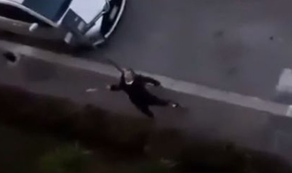 Навијачко ривалство не прекида ни вирус корона: Навијач Лација претио комшији бејзбол палицом због Ромине песме која се чула са балкона (ВИДЕО)