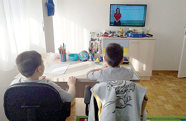 Оцене тек када се ученици врате у клупе: За основце почела настава на јавном сервису, а од понедељка крећу и онлајн часови за средњошколце