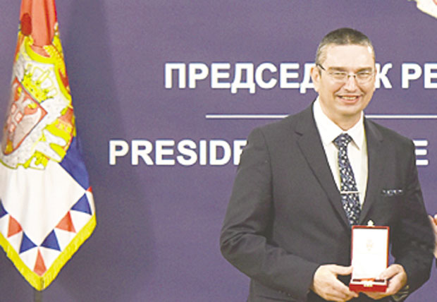 У школу је упао са торбом пуном експлозива и муниције, али га је храбри Славољуб савладао: Професору посао за стално