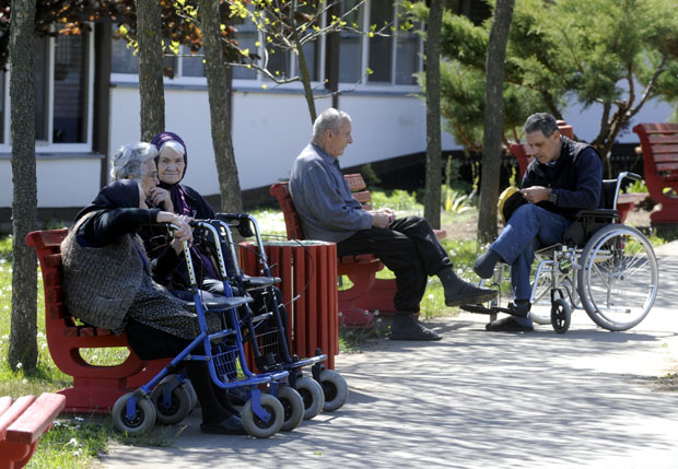 Домови за старе апелују на рођаке: Не долазите у посете!