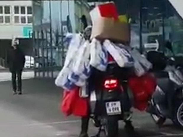 Брдо цегера и тоалет папира натоварио на мотор, па се одмах преврнуо: Погледајте како је неспретни купац насмејао пролазнике (ВИДЕО)