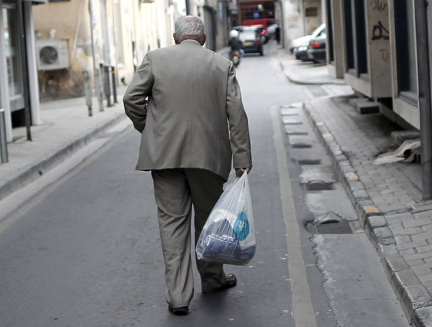 „Куд си пошао?! Ставили ме у ауто, вратили кући и наредили да не мрдам: Исповест првог пензионера ког је пресрела полиција због короне