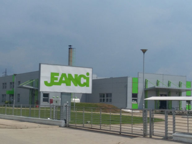 Фабрика конфекције „Џинси Србија“ део радника шаље на колективни годишњи одмор